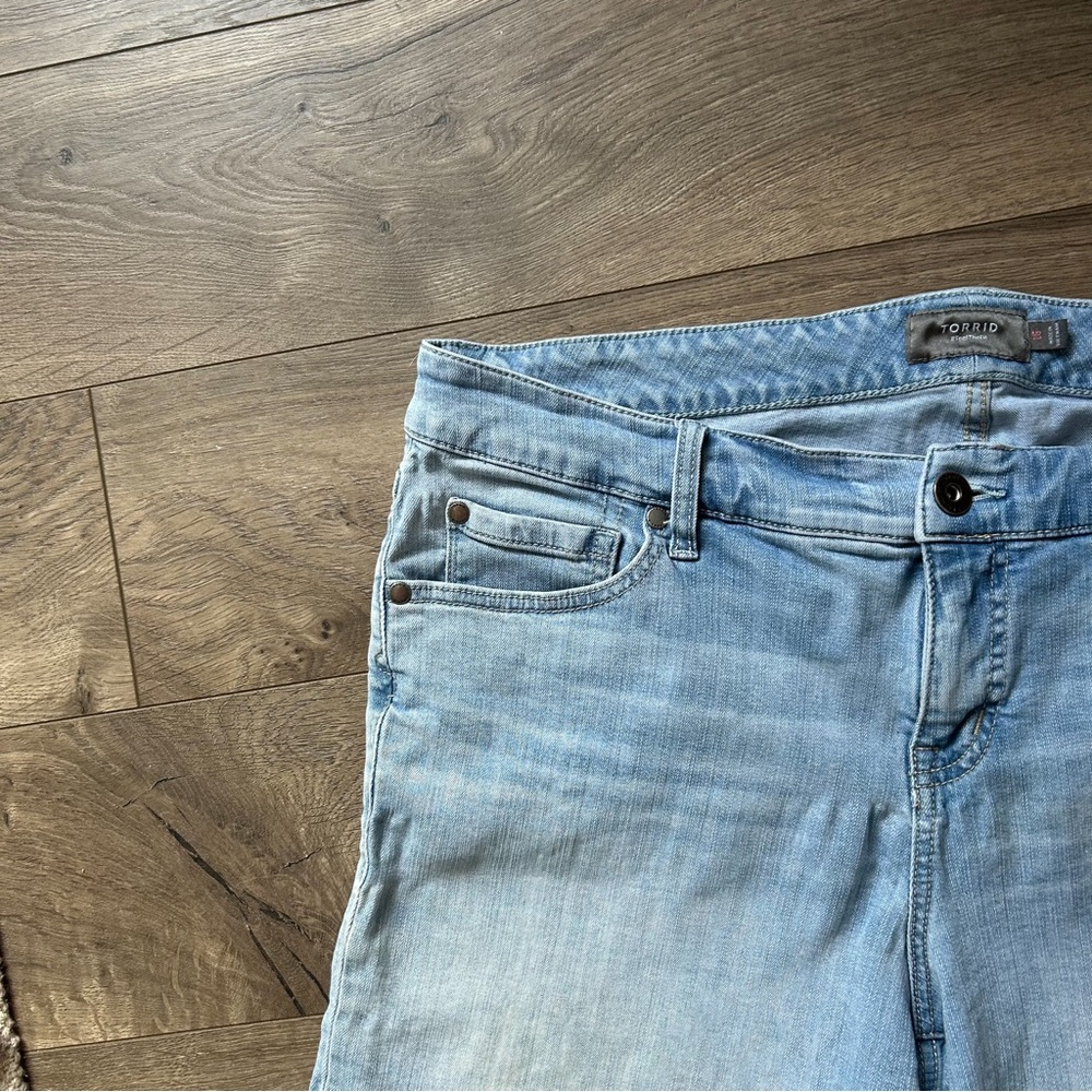 Sold x list Torrid Blue Jean Shorts Light Wash Mid-Length Size 16 - Picture 2 of 5